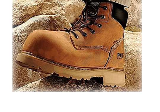 افرادی که شغل های پرخطر دارند به یک کفش ایمنی مناسب نیاز دارندکه از خطرات ناشی از افتادن اجسام سنگین بر روی پا جلوگیری کنند.
