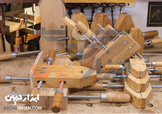 پیچ دستی قدیمی ترین نوع گیره نجاری برای نگهداری قطعات چوبی می باشد.