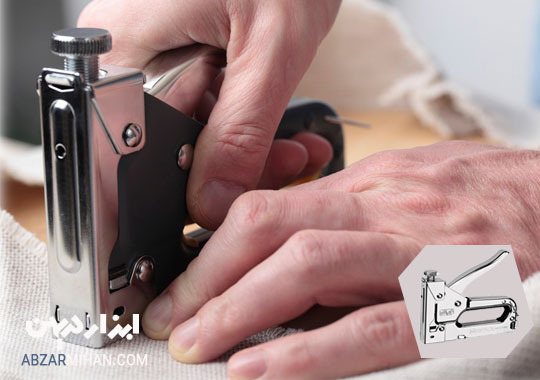 منگنه کوب دستی چیست؟ منگنه کوب دستی یکی از بهترین منگنه کوب برای کوبش منگنه به قطعات چوبی میباشد