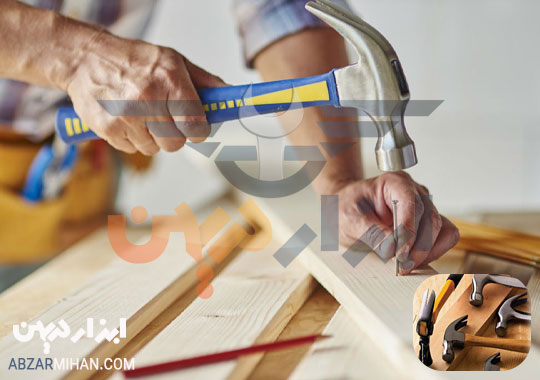 کاربرد چکش در نجاری برای کوبش میخ و یا بیرون کشیدن میخ می باشد