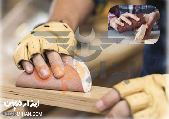 کاغذ سنباده برای صاف کردن کردن سطح چوب استفاده میشود